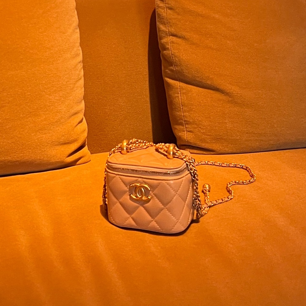 CHANEL 21A Calfskin Quilted Mini Perfect Fit Vanity Case With Chain Beige